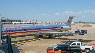 1620px-American_Airlines_MD-80_N983TW_DFW_Quintin_Soloviev-1200x800-jpg.webp