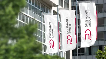 Dussmann_Group-Fahnen-jpg.webp