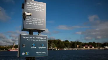 1620px-Djurgardsfarjan_Djurgarden_Ferry_Button_6D2B0674-jpg-webp.webp