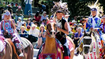 1189px-Tsuu_Tsina_parade-jpg-webp.webp