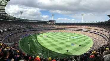 1920px-2017_AFL_Grand_Final_panorama_during_national_anthem-jpg-webp.webp
