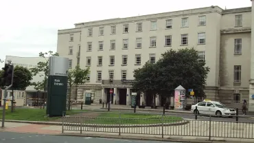 University_of_Leeds_main_entrance_Woodhouse_Lane_-_DSC07669-jpg-webp.webp