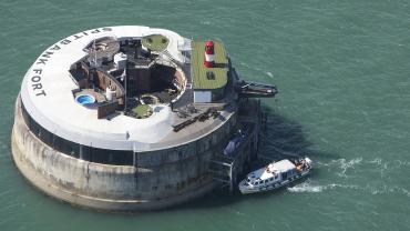 1620px-Guests_Arriving_at_Spitbank_Fort.jpg