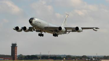 2048px-KC-135_Stratotanker_-_RAF_Mildenhall_15480012306.jpg