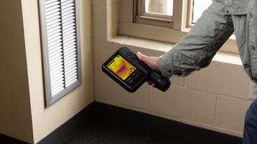 Flir-iXX-app-building-heat-lose-close-up.jpg